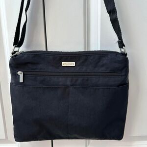 Baggallini black purse with tons of pockets. Excellent condition.
